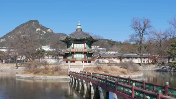 Hyangwonjeong pavilon v Gyeongbokgung. — Stock video