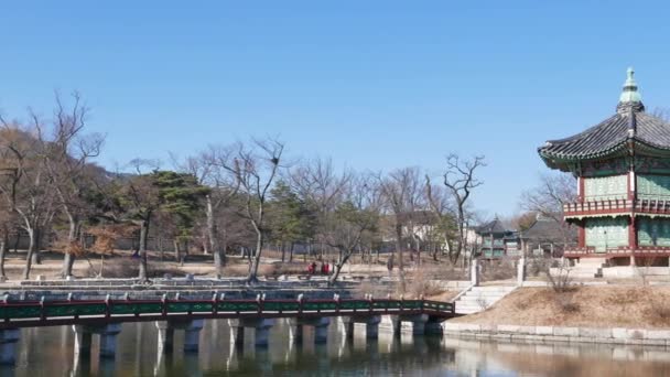 Hyangwonjeong pavilon v Gyeongbokgung. — Stock video