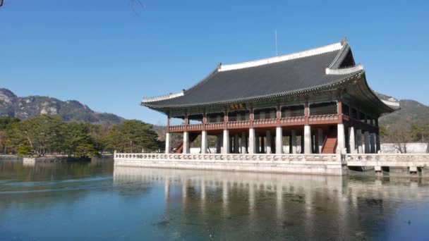 Gyeonghoeru Pavillon, eine Halle, in der wichtige und besondere Staatsbankette abgehalten wurden. — Stockvideo