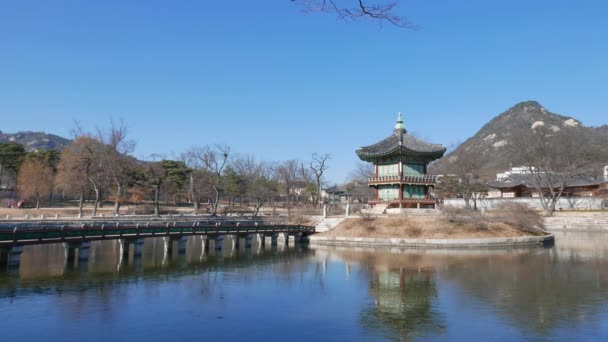 Hyangwonjeong pavilon v Gyeongbokgung. — Stock video