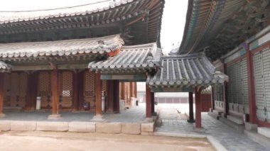 çatılı Changgyeonggung koridorunda.