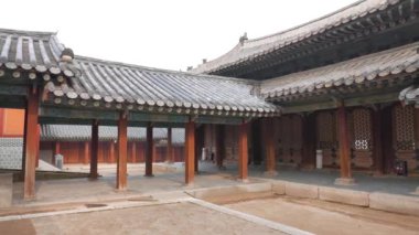 çatılı Changgyeonggung koridorunda.