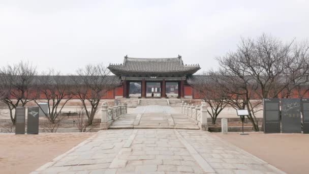 Porta Myeongjeongmun e ponte Okcheongyo — Video Stock