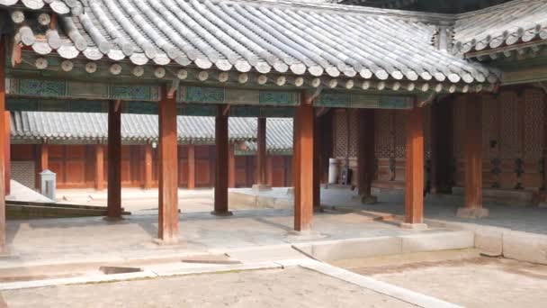 Überdachter Korridor in Changgyeonggung. — Stockvideo