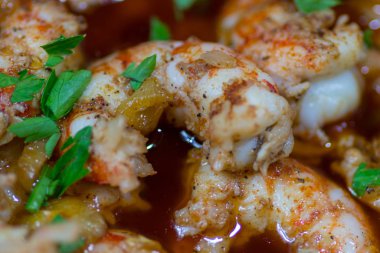 Balçık kavanozunda maydanoz ve sarımsaklı karides.