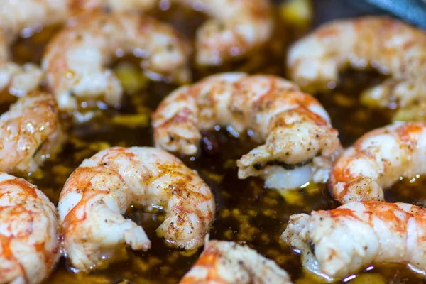 Çamur kavanozunda yağlı sarımsaklı karides.