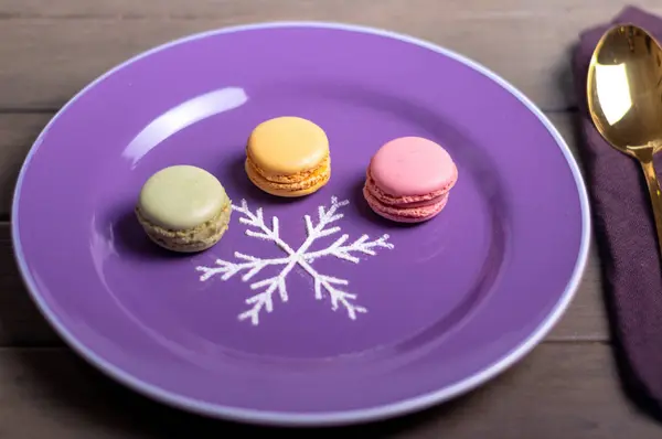 Macarons sur une assiette avec décoration pour les valentines — Photo