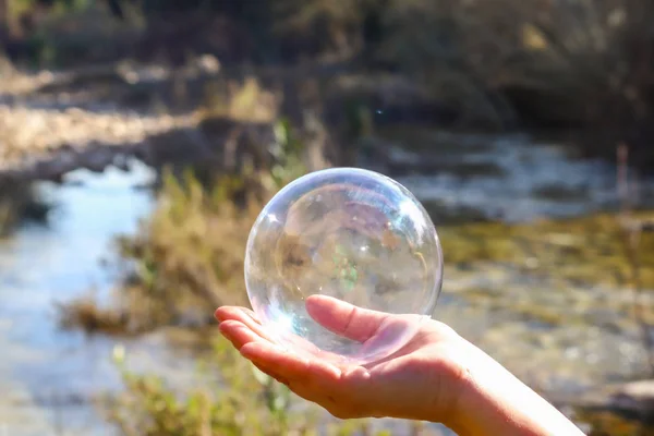 Primo Piano Fiume Nella Natura Con Una Bolla Con Ambiente — Foto Stock