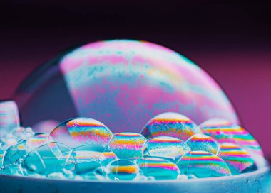 Koyu arkaplanda güzel şeffaf sabun köpüğü