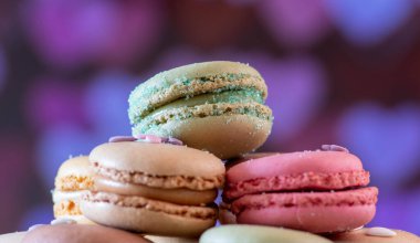 Siyah arkaplanda renkli badem kurabiyeleri, görünümü kapat