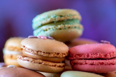 Siyah arkaplanda renkli badem kurabiyeleri, görünümü kapat