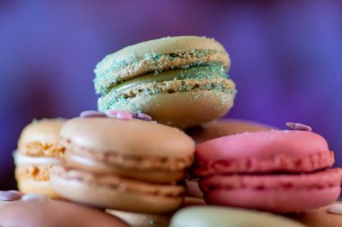 Siyah arkaplanda renkli badem kurabiyeleri, görünümü kapat