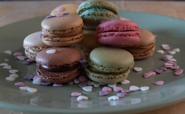 Siyah arkaplanda renkli badem kurabiyeleri, görünümü kapat