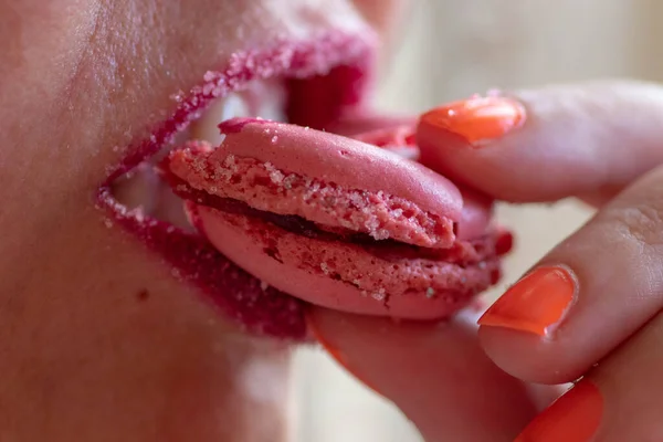 Siyah arkaplanda renkli badem kurabiyeleri, görünümü kapat