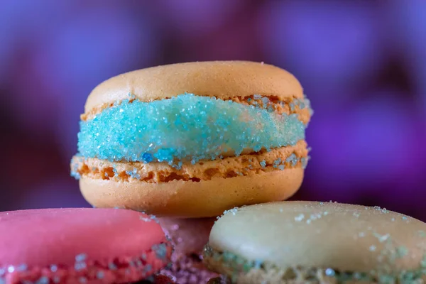 Siyah arkaplanda renkli badem kurabiyeleri, görünümü kapat