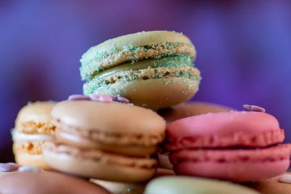 Siyah arkaplanda renkli badem kurabiyeleri, görünümü kapat