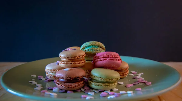 Macarrones Coloridos Sobre Fondo Negro Vista Cerca — Foto de Stock