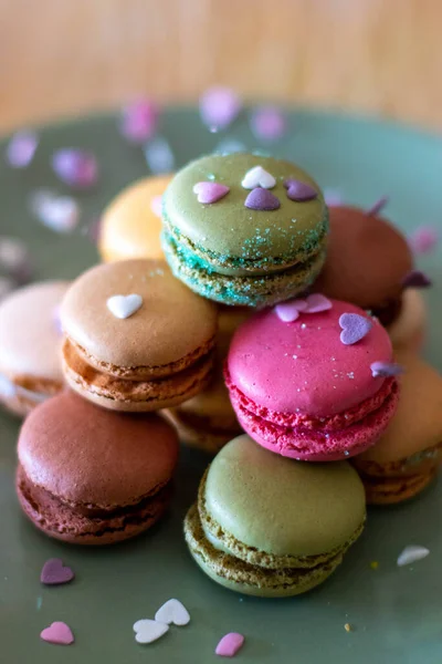 Siyah arkaplanda renkli badem kurabiyeleri, görünümü kapat