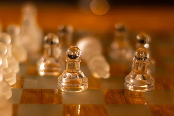 Fikirler, rekabet ve strateji için satranç tahtası konsepti, iş başarısı konsepti.