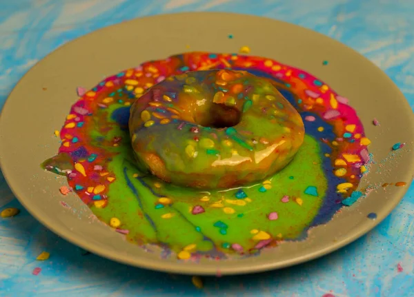 Donuts Coloridos Com Muitas Aparas Coloridas Uma Placa Com Caramelo — Fotografia de Stock