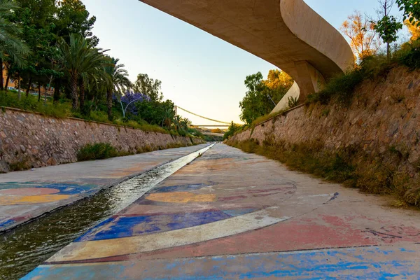 Köprülerin altından geçen sokak fotoğrafçılığı.