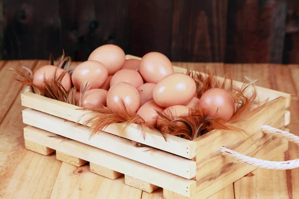 Gård färska ägg isolerad på en vit bakgrund. — Stockfoto