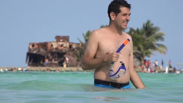 Hombre con snorkel en el océano — Vídeos de Stock