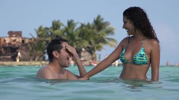 Namoro casal se divertindo em férias tropicais — Vídeo de Stock