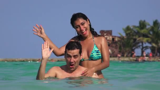 Casal feliz acenando e nadando no oceano — Vídeo de Stock