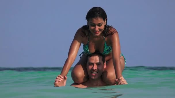暑假在海洋中开心的年轻夫妇 — 图库视频影像