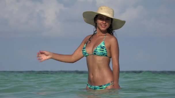 Femme portant maillot de bain dans l'océan — Video