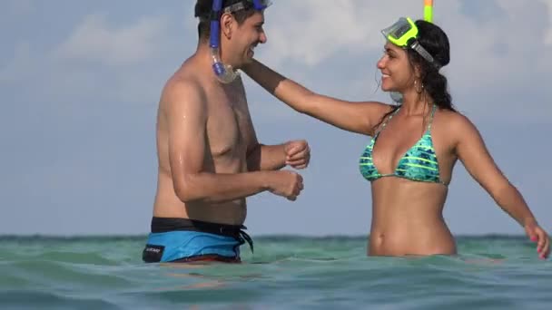 Pareja joven casada nadando en vacaciones en el océano — Vídeo de stock