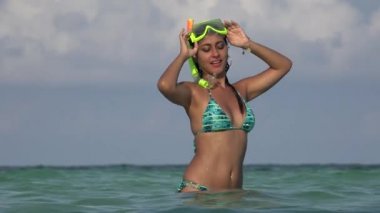 Çok gülümseyen kadın bikini ve şnorkel