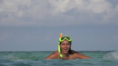 Bikini giyen kadın eğlenceli yüzme ve şnorkel