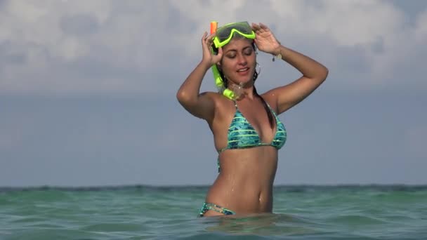 Mujer bastante sonriente con bikini y snorkel — Vídeo de stock