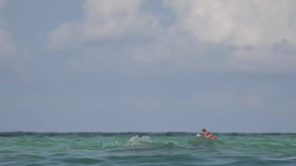 Hombre Turista Divirtiéndose Nadando En Agua Del Océano — Vídeos de Stock