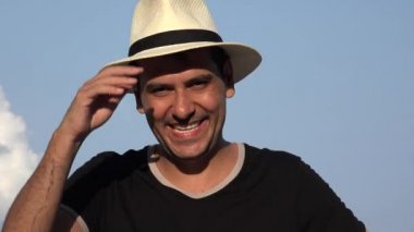 Gülümseyen adam şapka giymiş ve gülüyordu