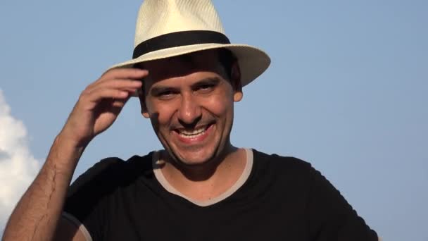 Hombre sonriente usando sombrero y riéndose — Vídeos de Stock