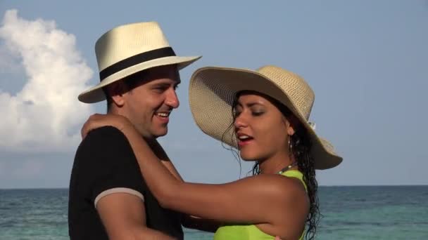 Jonge toeristische paar dansen op zomervakantie — Stockvideo