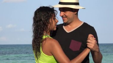 Turistler yaz tatile dans