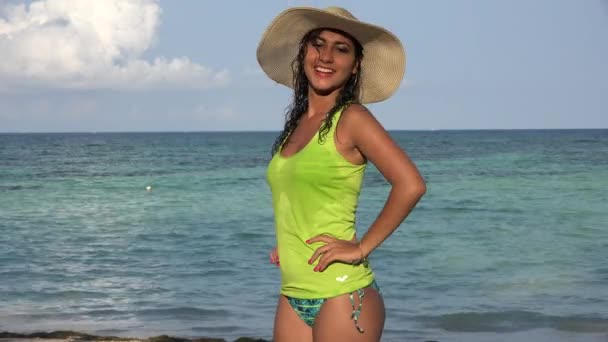 Hübsche junge Frau im Bikini im Sommerurlaub am Meer — Stockvideo