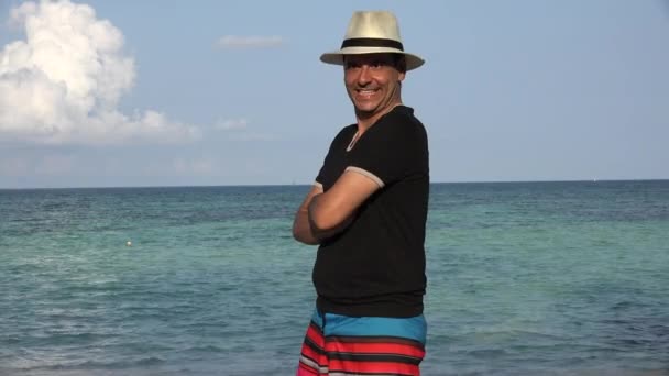 Engraçado pateta homem no verão férias no oceano — Vídeo de Stock