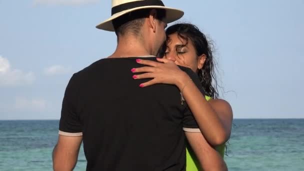 Мужчина и женщина танцуют у океана — стоковое видео