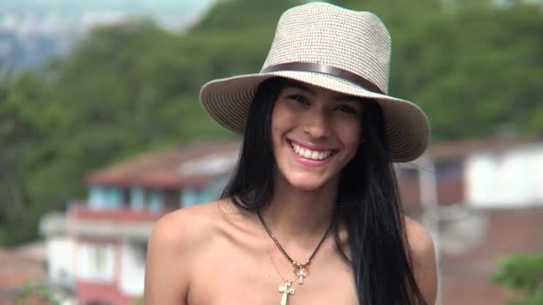 Christliches Teenie-Mädchen lächelt mit Hut — Stockvideo