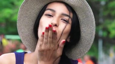 Romantik genç kız öpücük üfleme ve göz kırpıyor