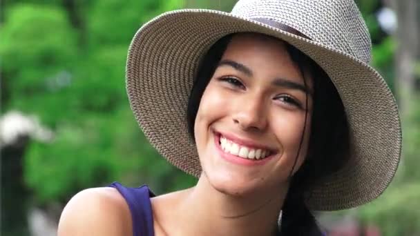 Schattig gelukkig lachend tiener meisje met hoed — Stockvideo