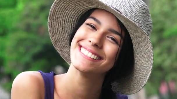Lächelnde Menschen und glückliche Menschen — Stockvideo