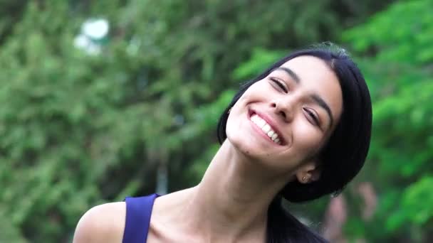 Çok güzel mutlu gülümseyen bir insan — Stok video