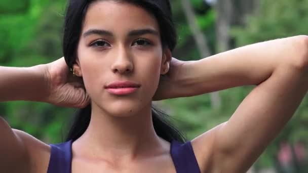 Adolescente chica fijación cabello — Vídeo de stock