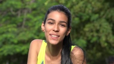 Fit ve ince kız gülerek